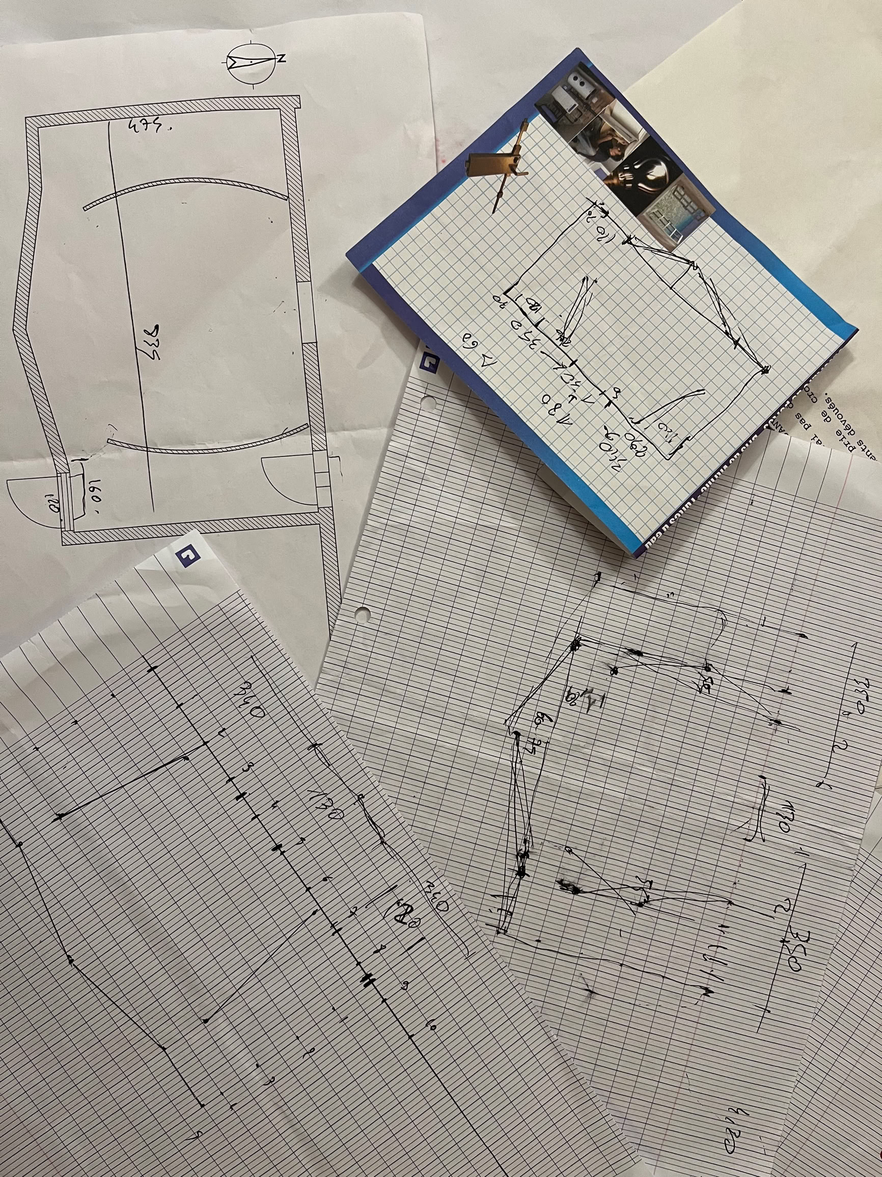 Avant de concevoir la version définitive des plans de la Control Room et d'y appliquer les calculs acoustiques, ont été dessinées plusieurs ébauches.