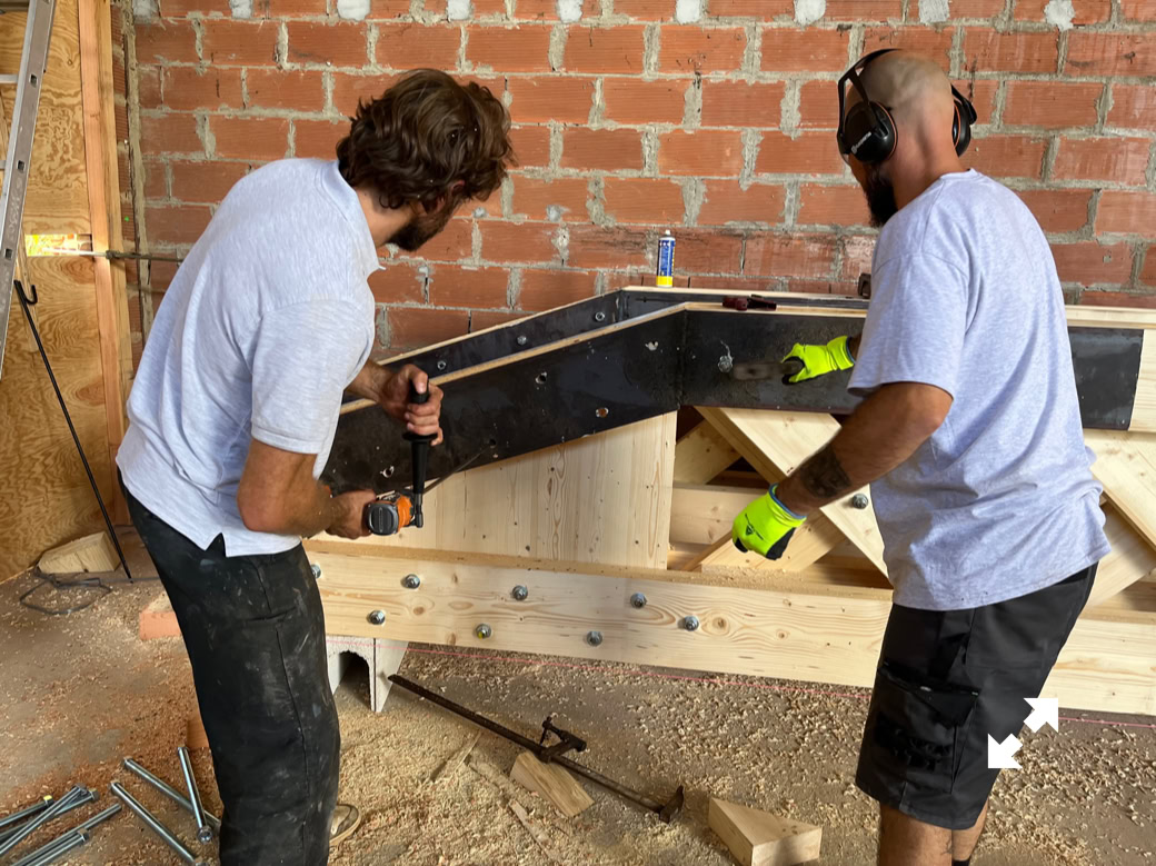 Construction des poutres qui suspendront l’isolation acoustique et le gril de projecteurs