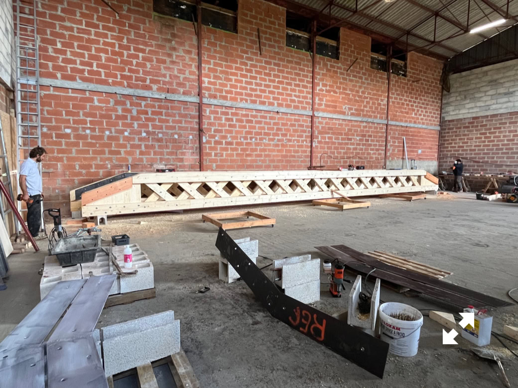 Chacune des poutres pourra soulever 8 tonnes réparties, soit 2 tonnes au point milieu 